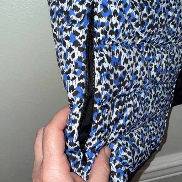 J. Crew Quilted Women’s Vest with Blue and White Pattern Size Small - Picture 5 of 7